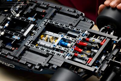 LEGO_42206_Lifestyle_Build_05_en-gb.jpg