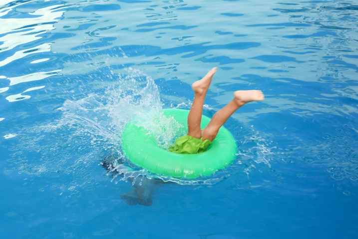 Siguranța și distracția la piscină: Ghid complet pentru familiile cu copii