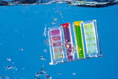 Accesorii esențiale pentru piscină: ce aveți cu adevărat nevoie pentru apă curată și sigură?