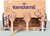 Kendamil Premium 2 HMO+ (3× 800 g), märchenhafte Verpackung mit dem Theaterstück Die drei kleinen Sc
