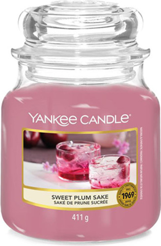 Yankee Candle Sladké švestkové saké, Svíčka ve skleněné dóze 411 g
