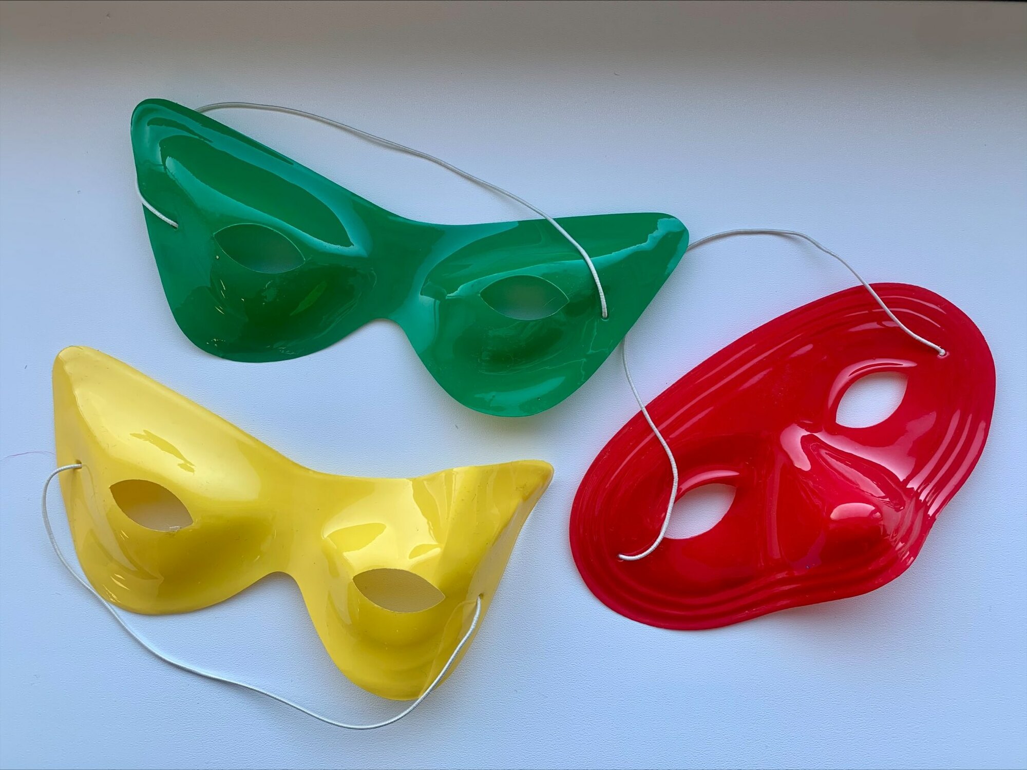 Karnevalové masky různé barvy a tvary
