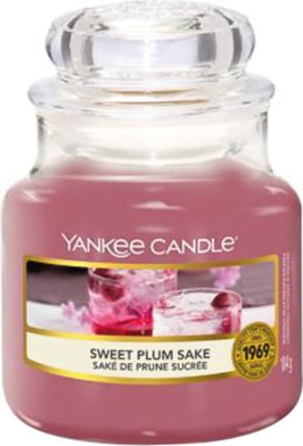 Yankee Candle, Sladké švestkové saké, Svíčka ve skleněné dóze 104 g