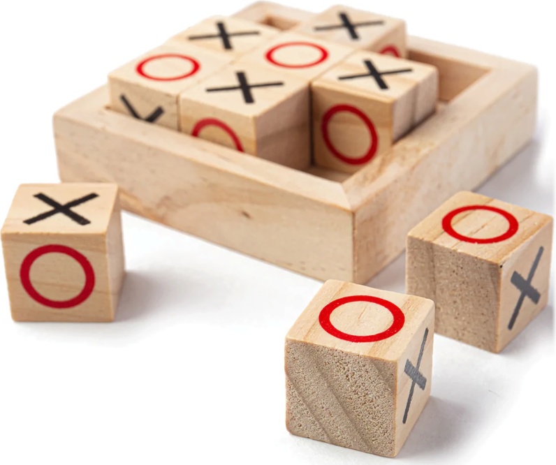 Ein Holzwürfel, Bestehend Aus Drei Tic-tac-toe-spielen Für Xo Und