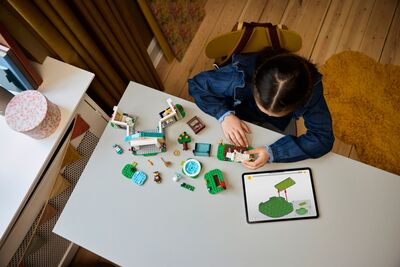 LEGO_77056_Lifestyle_Build.jpg