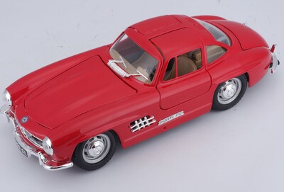 22023_BBUR_1954MercBenz300SL_RED_PRD_1_výsledok.jpg