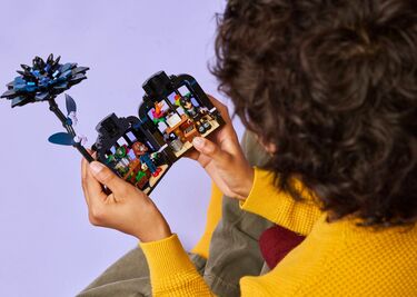 LEGO_76784_Lifestyle_Cons1_en-gb.jpg