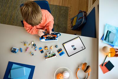 LEGO_77006_Lifestyle_Build.jpg