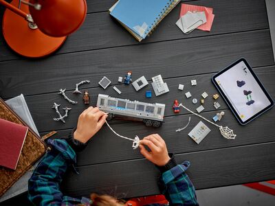 LEGO_76321_Lifestyle_Build_en-gb.jpg