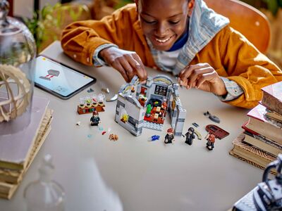 LEGO_76431_Lifestyle_build.jpg