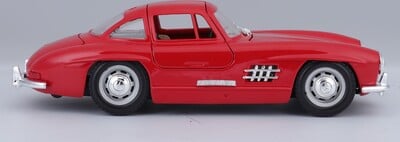 22023_BBUR_1954MercBenz300SL_RED_PRD_8_výsledok.jpg