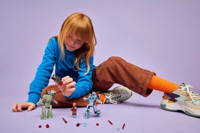 LEGO_76320_Lifestyle_Cons2_en-gb.jpg