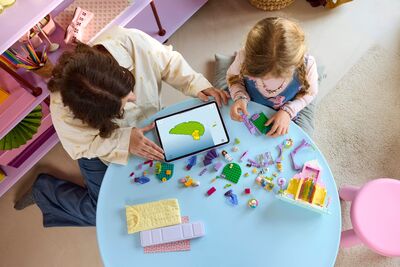 LEGO_11205_Lifestyle_Build_en-gb.jpg