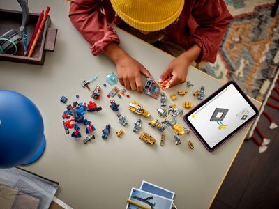 LEGO_76322_Lifestyle_build.jpg