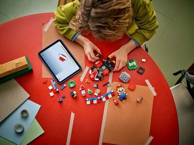 LEGO_72043_Lifestyle_build.jpg