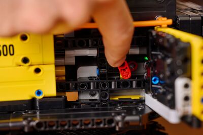 LEGO_42215_Lifestyle_Build_07.jpg