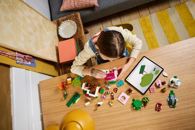 LEGO_77057_Lifestyle_Build.jpg