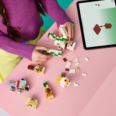 LEGO_21592_Lifestyle_Build_crop.jpg