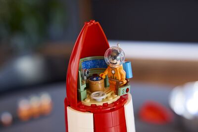 LEGO_21367_Lifestyle_Build_06.jpg
