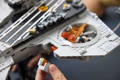 LEGO_76354_Lifestyle_Build_07.jpg