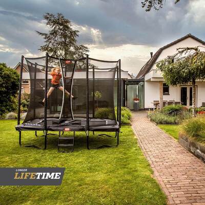 BERG-Trampolin-ULTIM-Favorit-Regular-black-Action-4.jpg