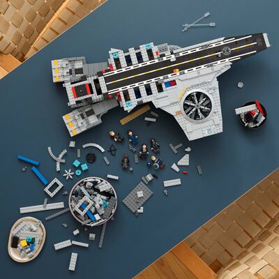 LEGO_76354_Lifestyle_Build_crop.jpg