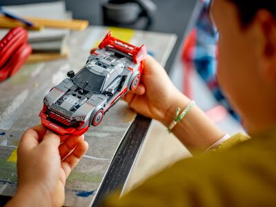 LEGO_76921_Lifestyle_cons_2.jpg