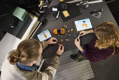 LEGO_77260_Lifestyle_Build.jpg
