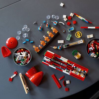 LEGO_21367_Lifestyle_Build_crop.jpg