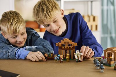 LEGO_21596_Lifestyle_Cons_2.jpg