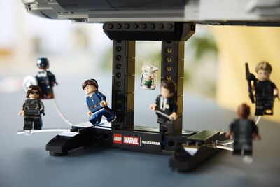 LEGO_76354_Lifestyle_Build_08.jpg