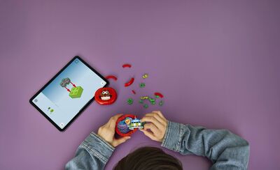 LEGO_77079_Lifestyle_Build.jpg