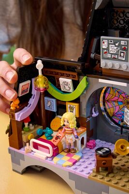 LEGO_76781_Lifestyle_Build_05.jpg