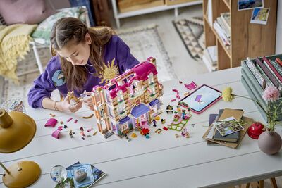 LEGO_42704_Lifestyle_build.jpg