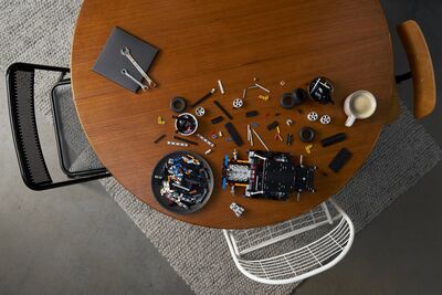 LEGO_42231_Lifestyle_Build_01.jpg