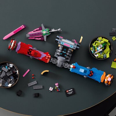 LEGO_77078_Lifestyle_Build_crop_en-gb.jpg