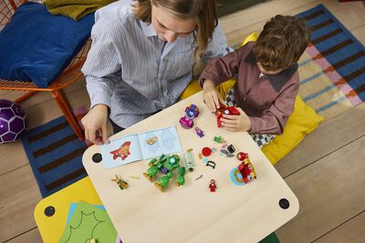 LEGO_11211_Lifestyle_Build.jpg