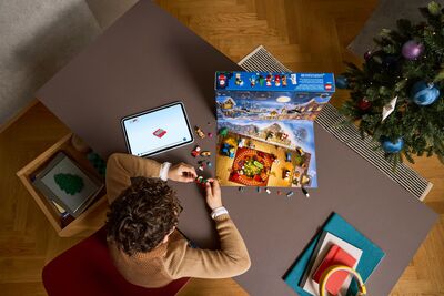 LEGO_60475_Lifestyle_Build.jpg
