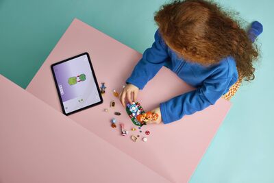 LEGO_42690_Lifestyle_Build.jpg