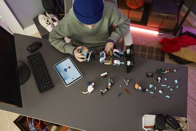 LEGO_77081_Lifestyle_Build.jpg