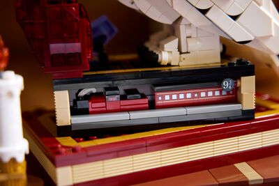 LEGO_76466_Lifestyle_Build_07_en-gb.jpg
