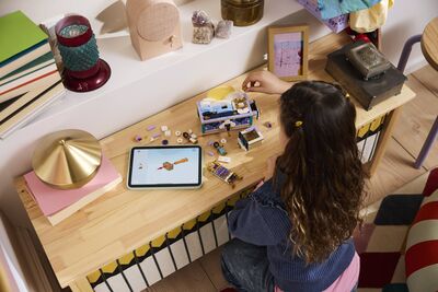 LEGO_43295_Lifestyle_Build.jpg