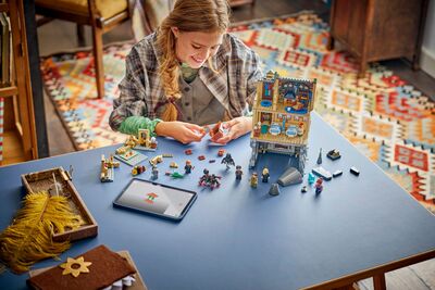 LEGO_76463_Lifestyle_build_en-gb.jpg