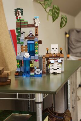 LEGO_21597_Lifestyle_Cons_3.jpg