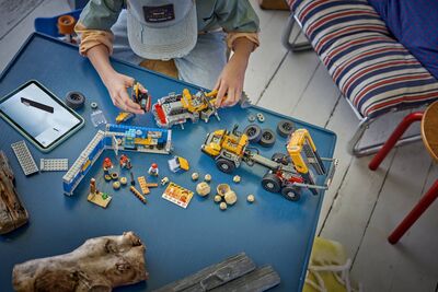 LEGO_60494_Lifestyle_build.jpg