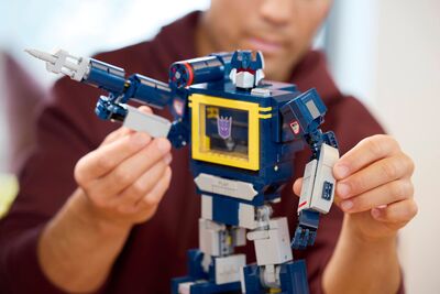 LEGO_10358_Lifestyle_Build_13_en-gb.jpg