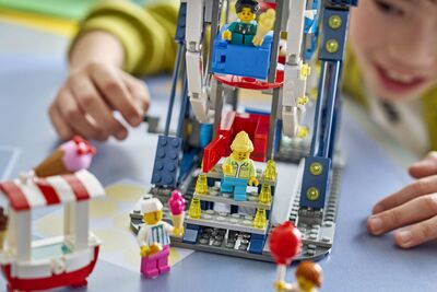 LEGO_31389_Lifestyle_cons_2.jpg