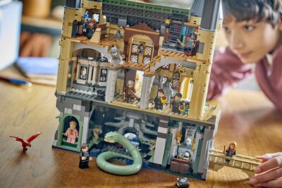 LEGO_76473_Lifestyle_cons_2.jpg