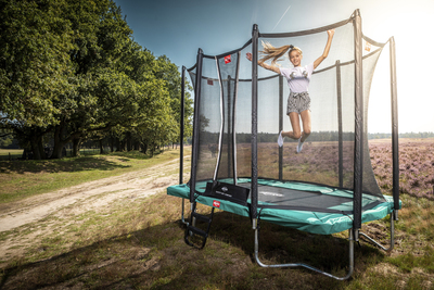 1BERG-Trampolin-ULTIM-Favorit-Regular-green-Action-3.jpg
