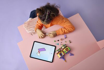 LEGO_43294_Lifestyle_Build.jpg